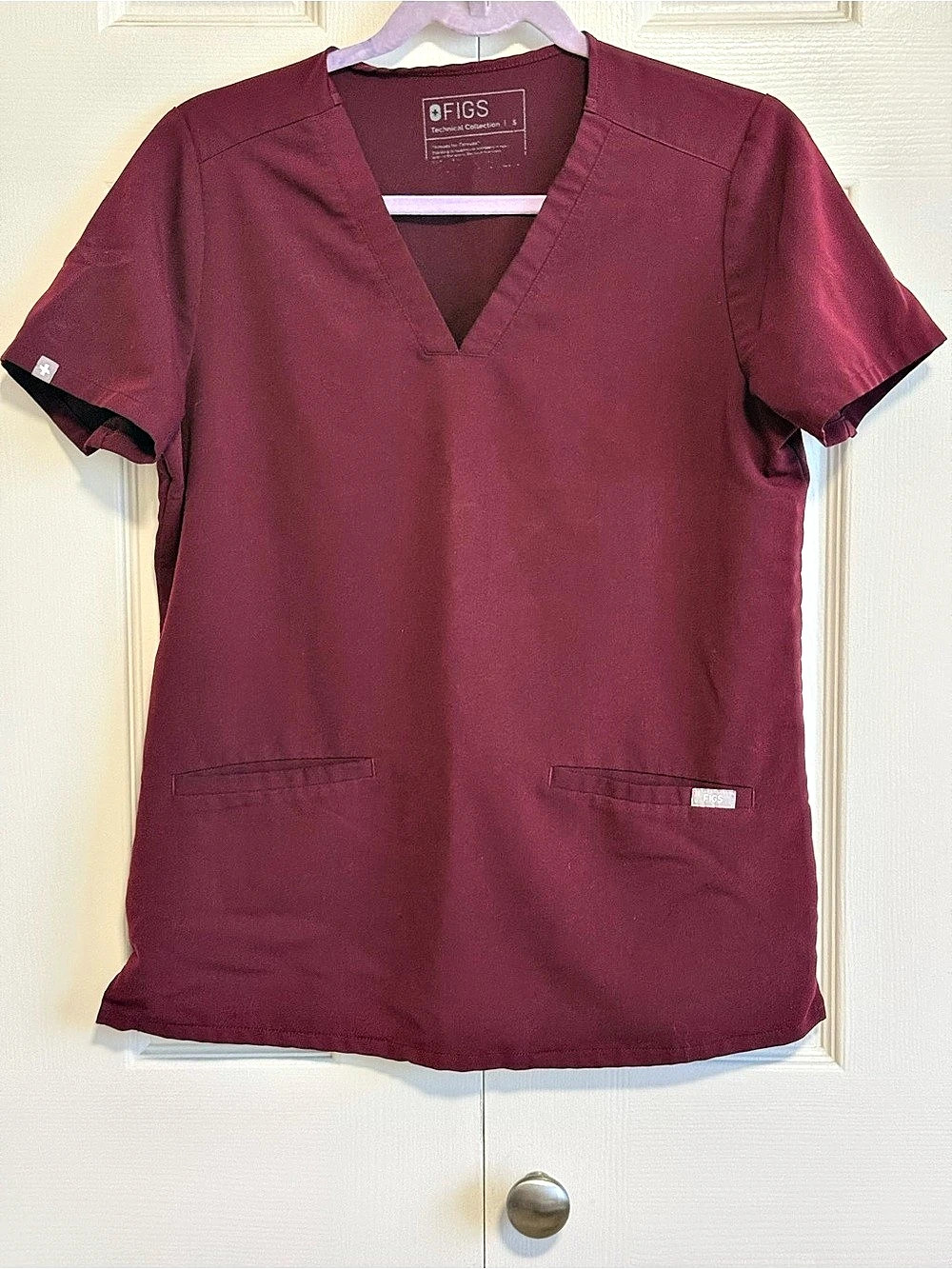 FIGS technical collection Scrub Top burgundy Small